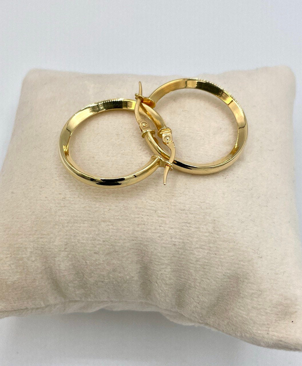 18K Gold Hoop Earrings,Real Gold, Latch back Closer,. A Must-Have Style! Classic Staple! A Perfect Gift For Every Ceremony!